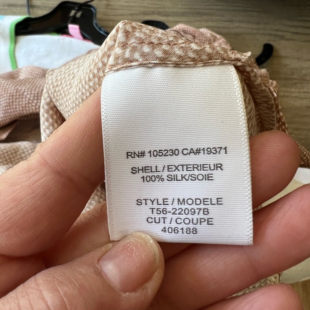 Joie woman’s 100% silk v neck blouse - Picture 7 of 9